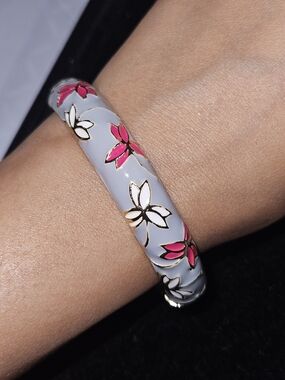 Elegant Gray Floral Enamel Clamper with Pink And White Accents